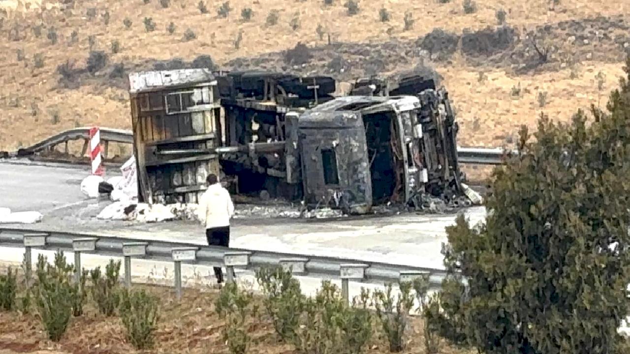 Gaziantep&#039;te TAG Otoyolu’ndaki tır yangını sonrası yol trafiğe açıldı