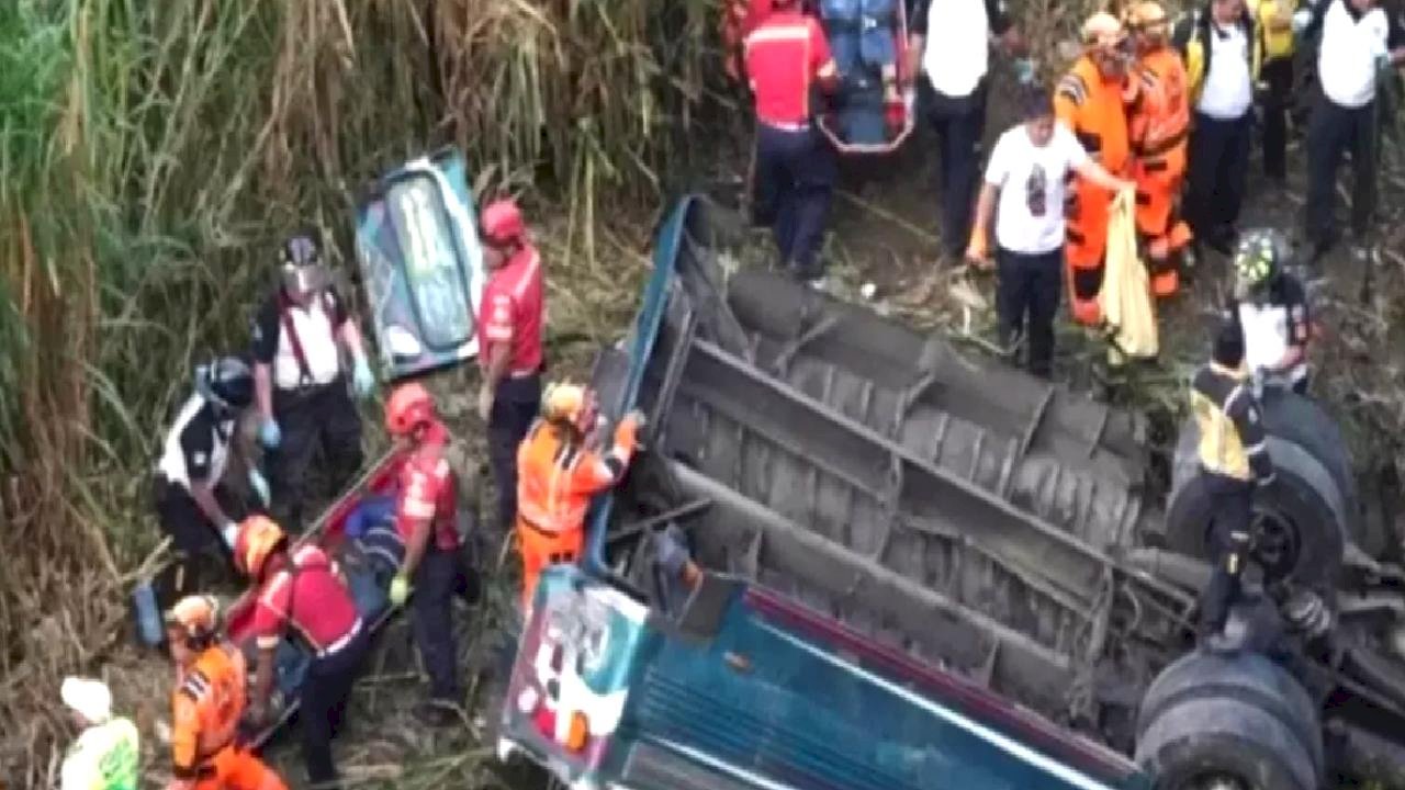 Guatemala'da devrilen yolcu otobüsündeki 15 kişi hayatını kaybetti
