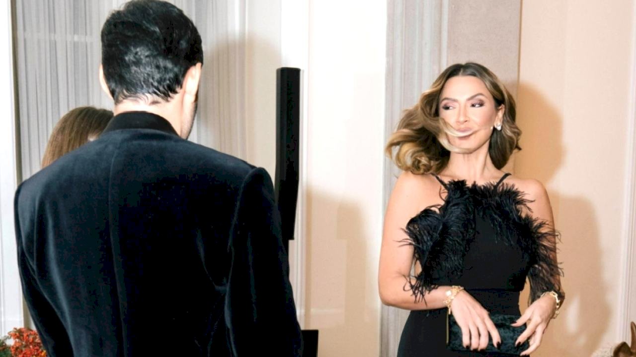 Hadise merdivenlerde poz verdi! Sırtındaki dövmeye yorum yağdı