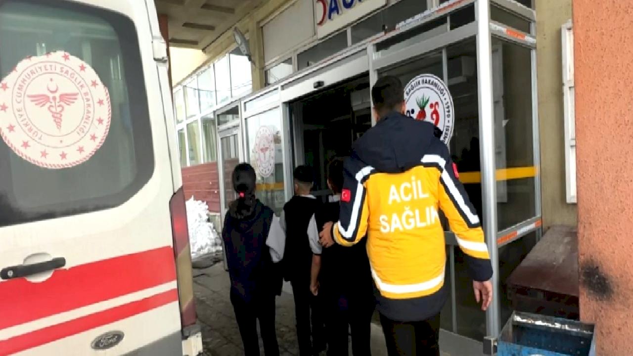 Hakkari&#039;de 14 öğrenci zehirlenme şüphesiyle hastaneye kaldırıldı