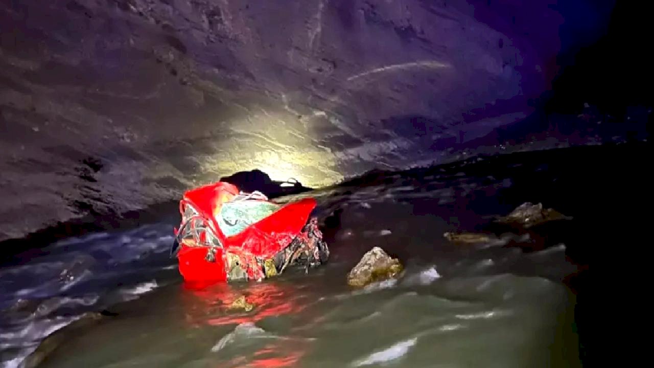 Hakkari'de Araç Zap Suyuna Düştü