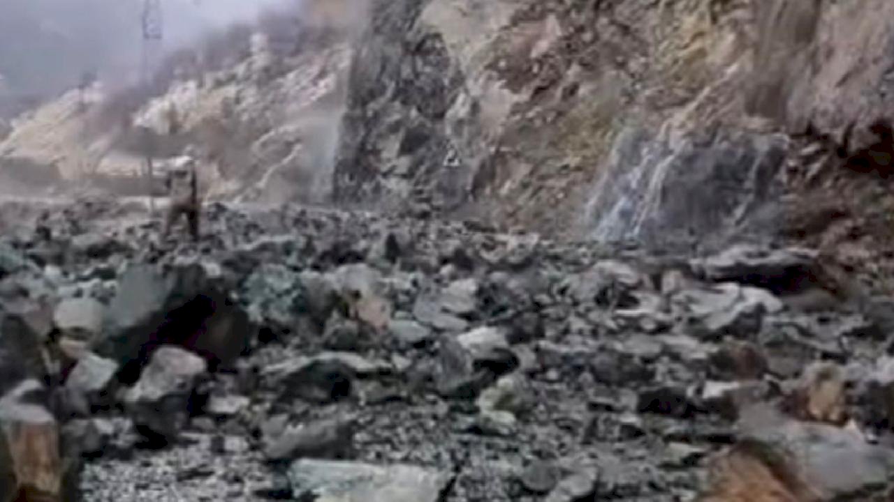 Hakkari&#039;de sağanak, heyelana neden oldu