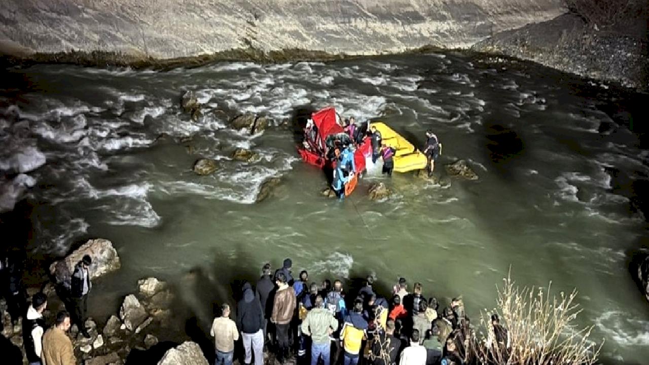 Hakkari'de uçurumdan düşen otomobilin kadın sürücüsü ağır yaralandı