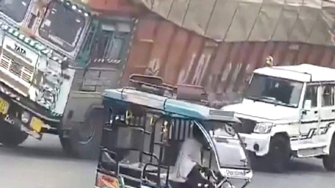 Hindistan'da üzerine kamyon devrilen cipin sürücüsü öldü