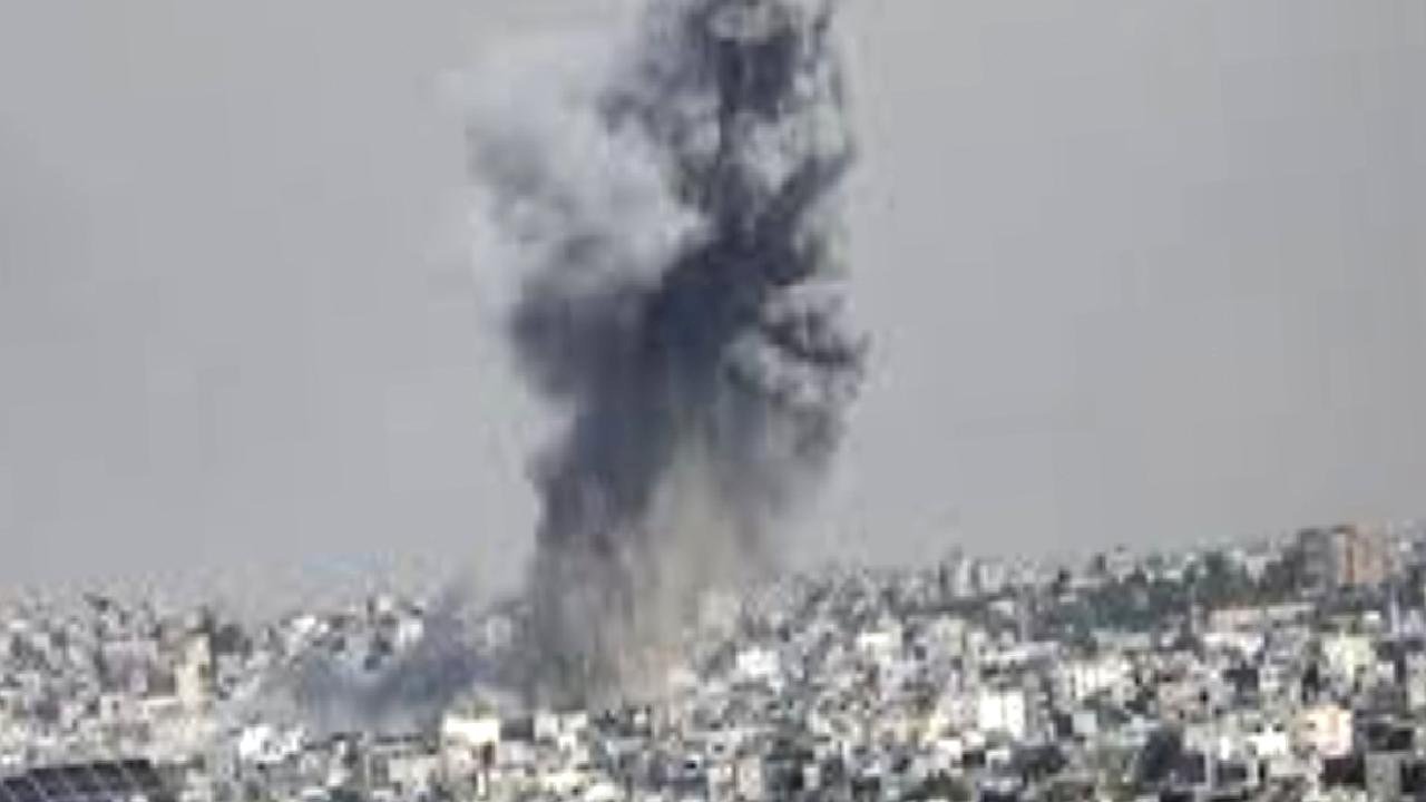 İsrail Gazze&#039;nin güney ve kuzeyini vurdu