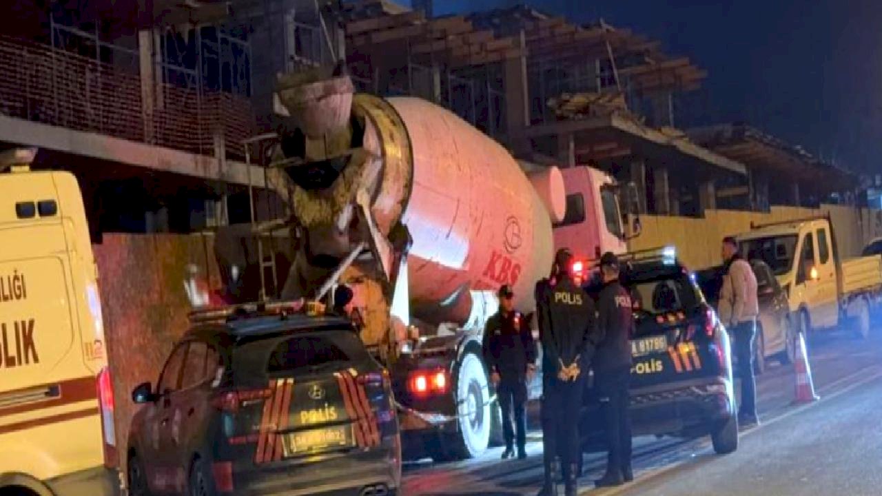 İstanbul Arnavutköy&#039;de beton mikserine düşen sürücü feci şekilde öldü