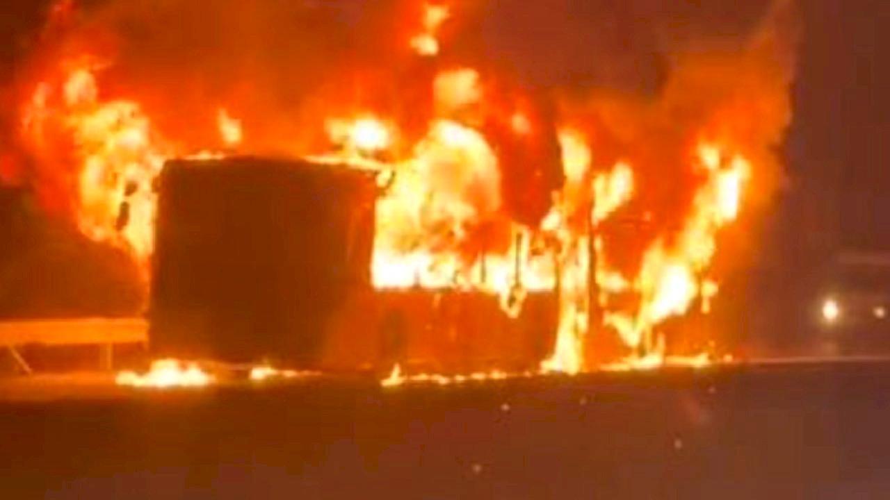 İstanbul Arnavutköy&#039;de İETT otobüsü küle döndü