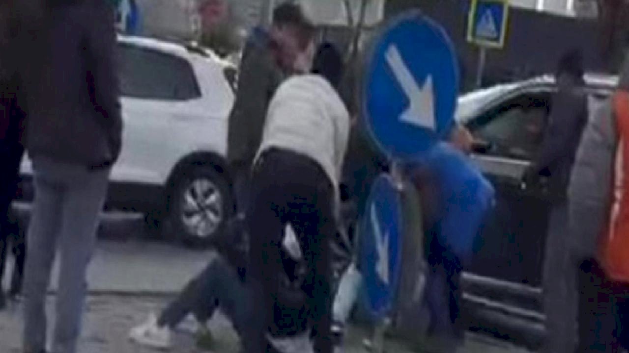 İstanbul Başakşehir'de gasp şüphelileri 100 metre sonra para dolu çanta ile yakalandı