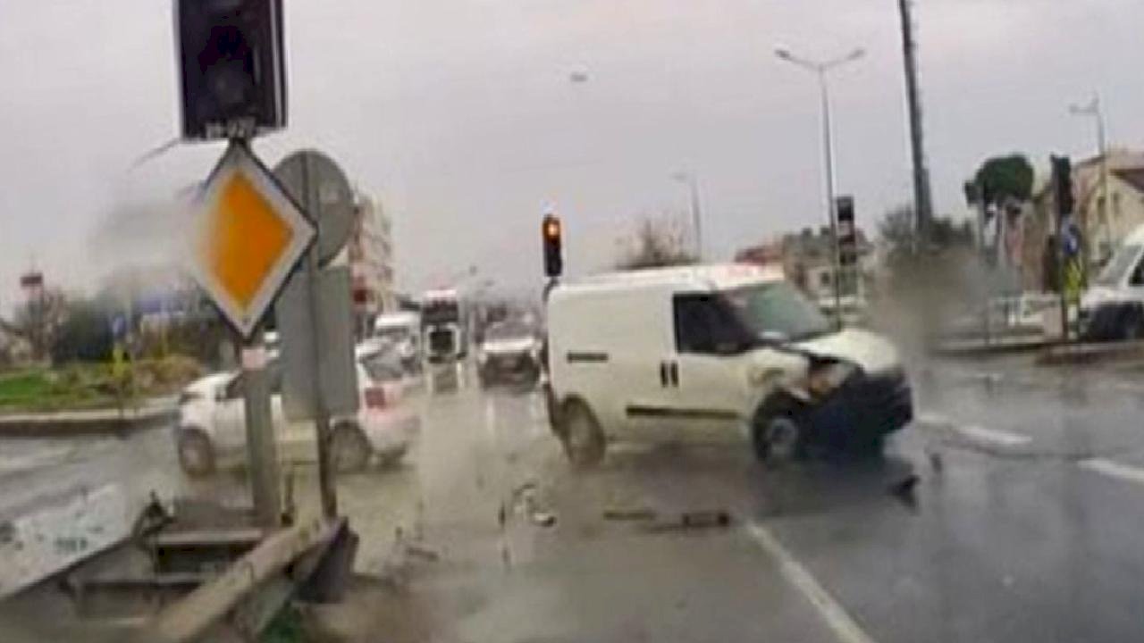 İstanbul Büyükçekmece'de kırmızı ışık ihlali kazaya neden oldu