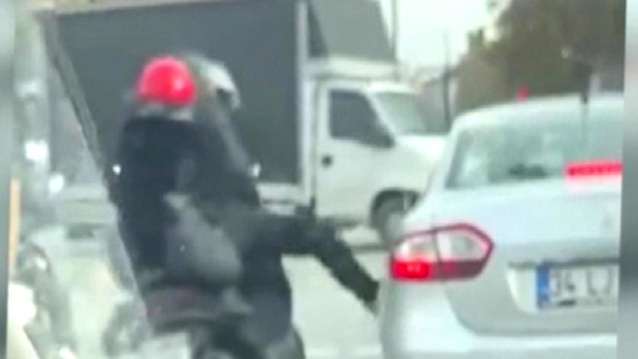 İstanbul Fatih&#039;te motosiklet sürücüsünün tartıştığı kişinin otomobiline tekme attı