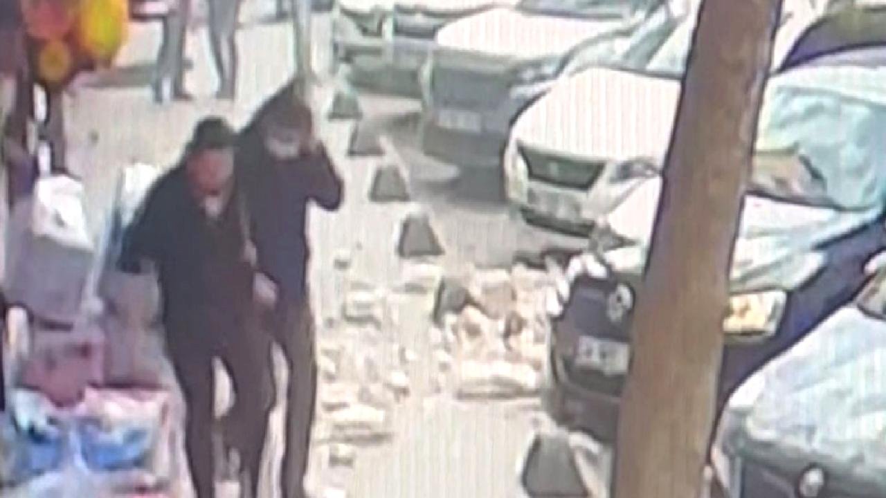 İstanbul Güngören'de yayalar çöken balkondan son anda kurtuldu