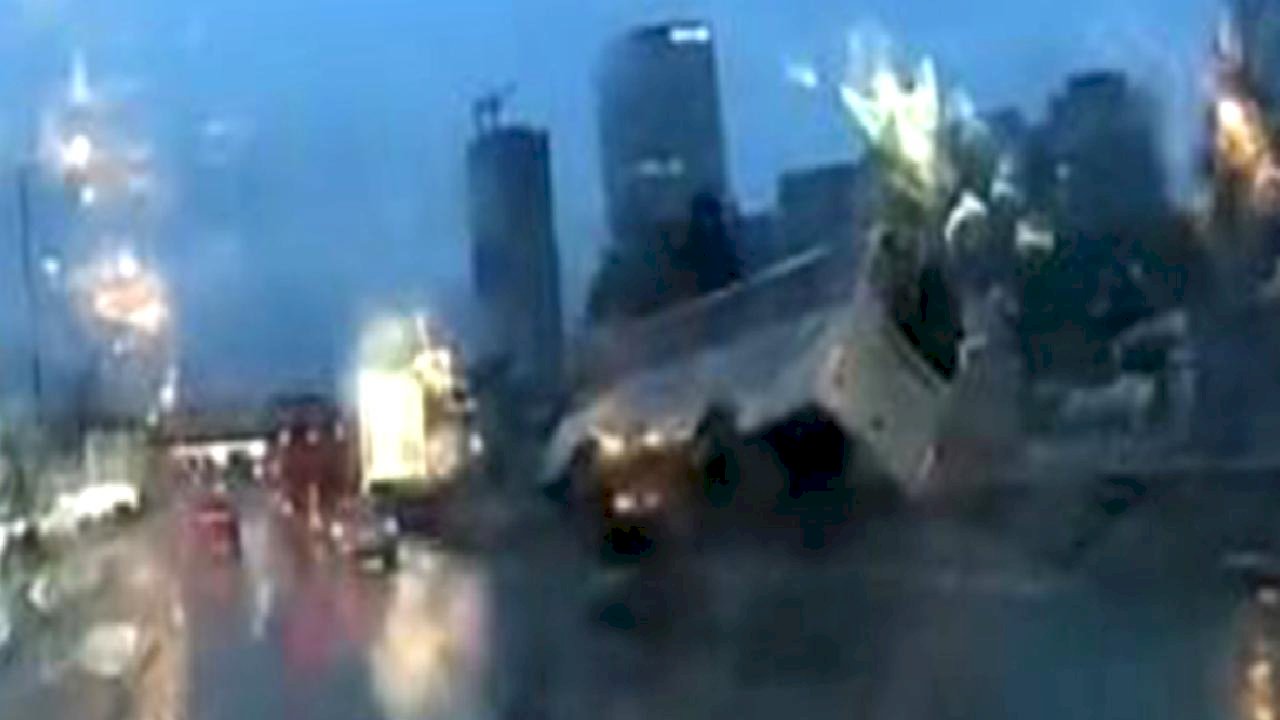 İstanbul Maltepe&#039;de servis minibüsü devrildi: 1&#039;i ağır 11 yaralı