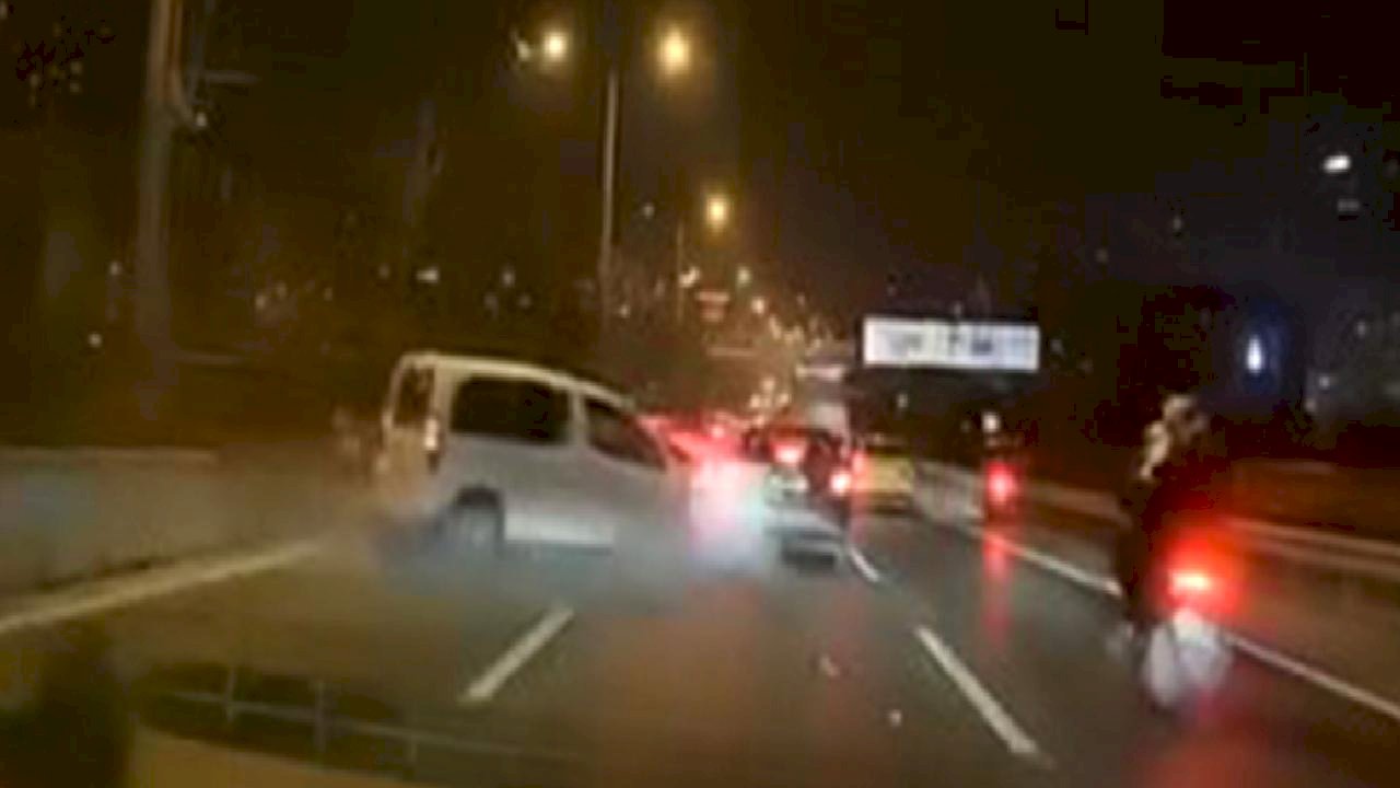 İstanbul Üsküdar'da 7 araç zincirleme kazaya karıştı