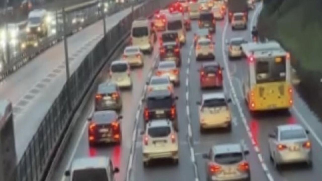 İstanbul yağmurlu bir güne uyandı: Trafik yoğunluğu yüzde 80 oldu