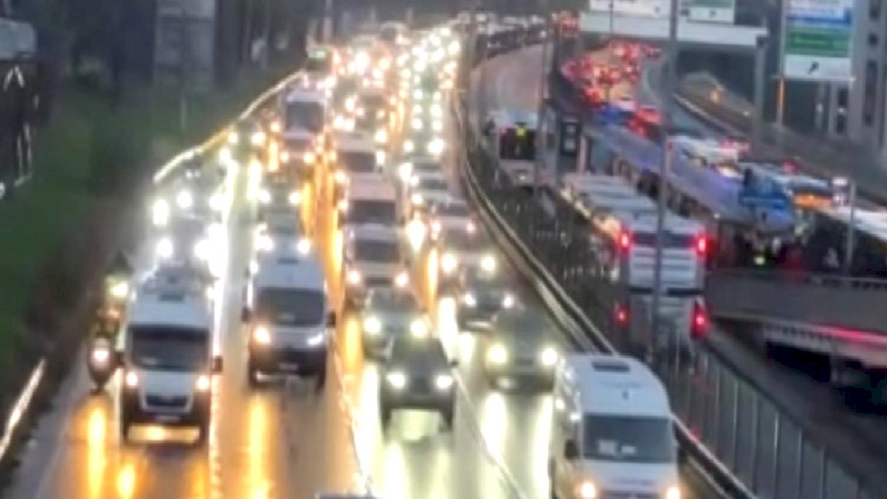 İstanbul yağmurlu bir güne uyandı: Trafik yoğunluğu yüzde 80 oldu