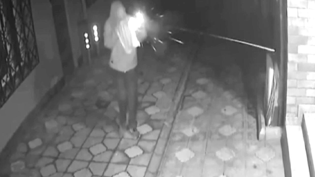 İstanbul&#039;da dürümcüye &#039;intikam saldırısı&#039; düzenleyen şüphelinin evi kurşunlandı