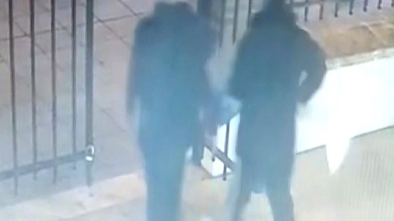 İstanbul'da gözetleme yapan şahıslar fırsat bulunca yardım kutusu çaldı