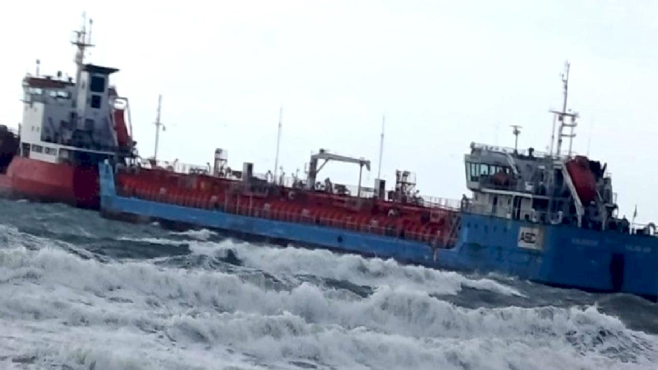 İstanbul'da iki tankerden acil durum çağrısı