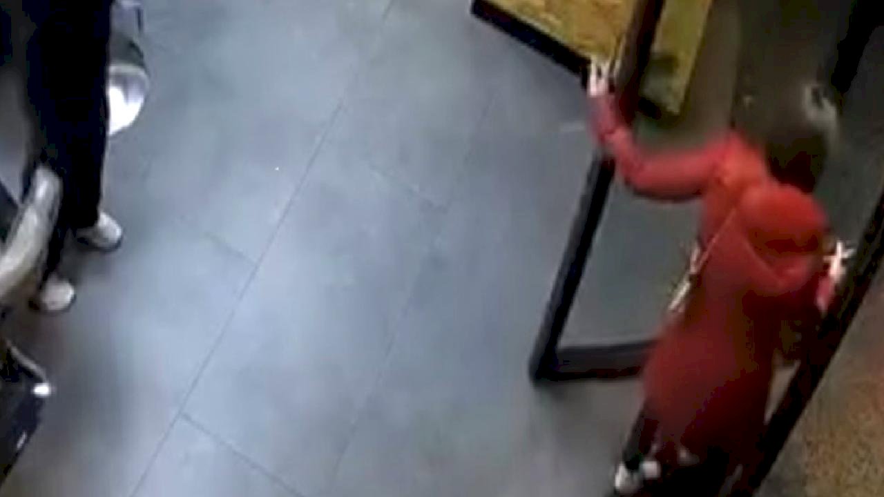 İstanbul&#039;da kuaförde 3 bin TL&#039;lik işlem yaptırıp kaçtı