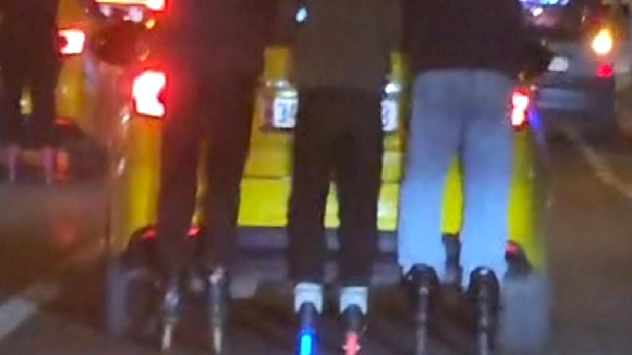 İstanbul'da patenli gençlerin tehlikeli yolculuğu kameraya yansıdı