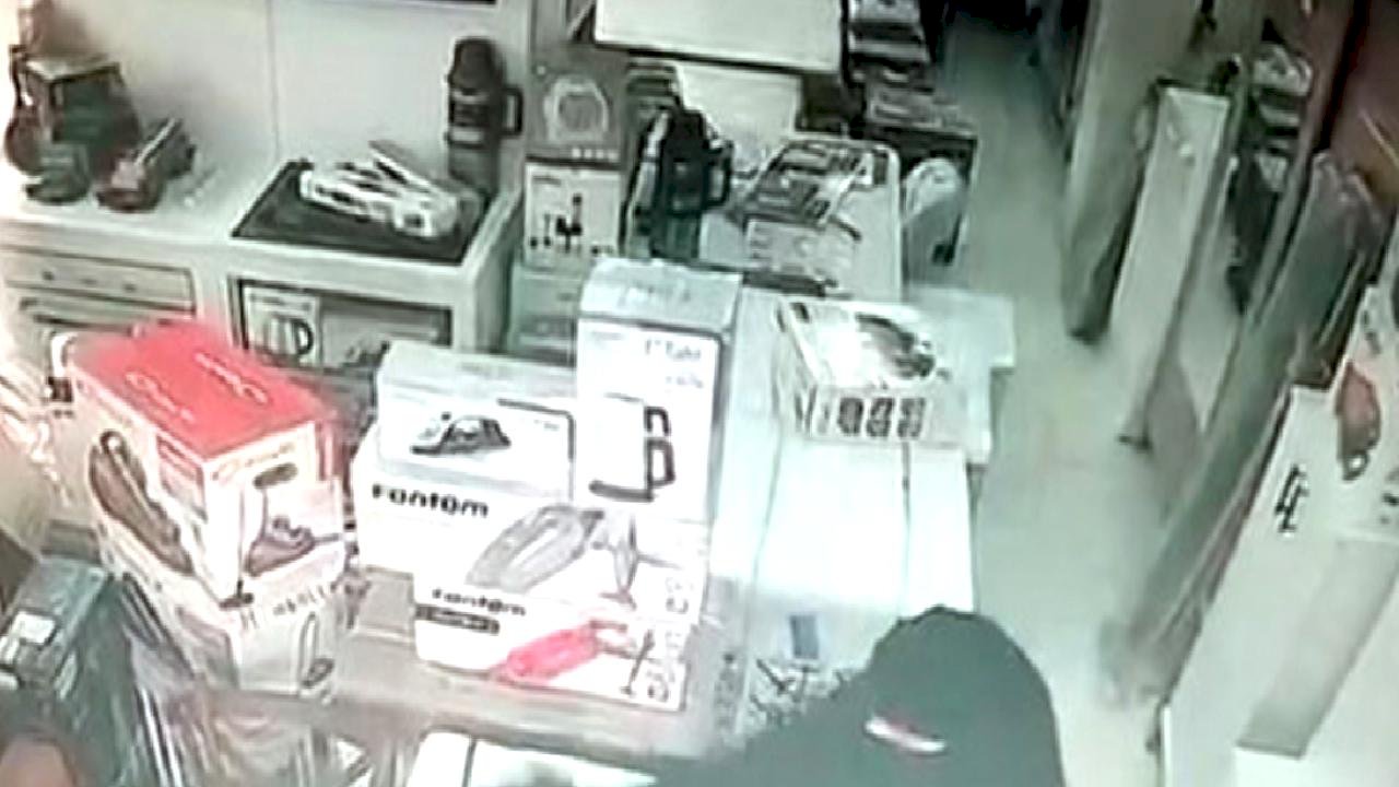 İstanbul&#039;da saç düzleştiriciyi çarşafının içine saklayarak çaldı