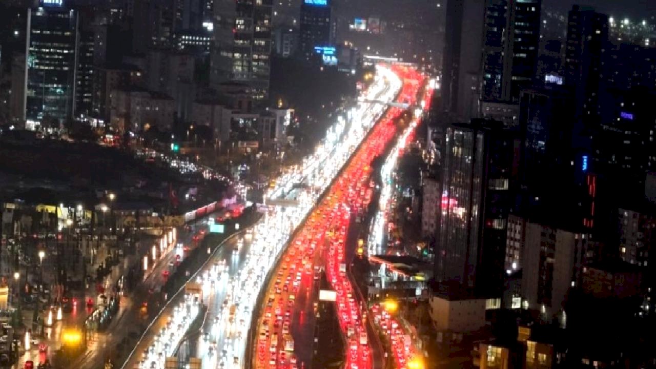 İstanbul'da trafik yoğunluğu iş çıkış saatlerinde yüzde 90'ı gördü