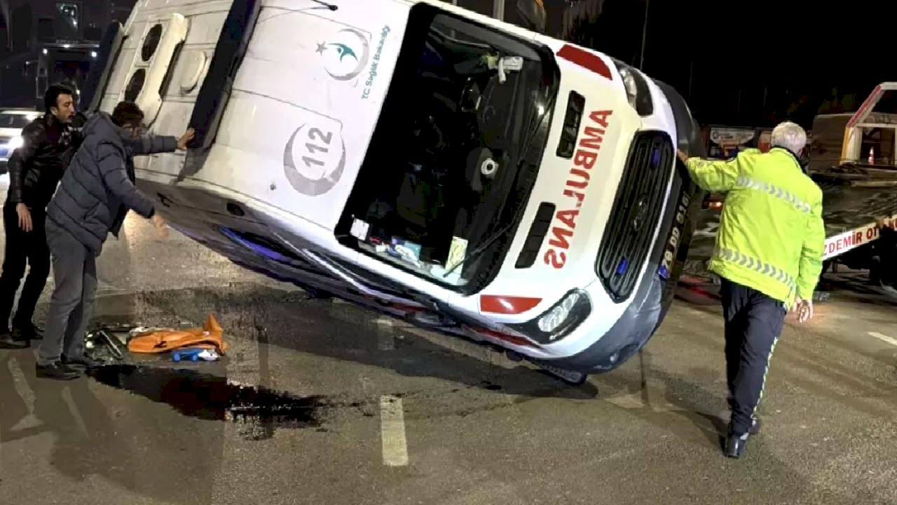 Karabük'te Ambulans Kaza Yaptı, 3 Sağlık Çalışanı Yaralandı