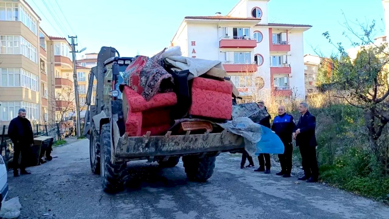Karabük'te Evde 10 Kamyon Çöp Çıkarıldı