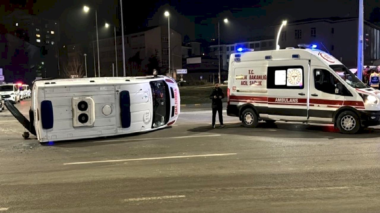 Karabük'te otomobil ile çarpışan ambulanstaki sağlık çalışanları yaralandı