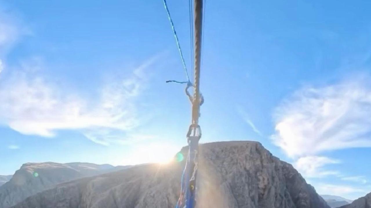Karanlık Kanyon’da nefes kesen base jump atlayışı