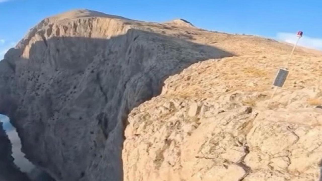 Karanlık Kanyon’da nefes kesen base jump atlayışı