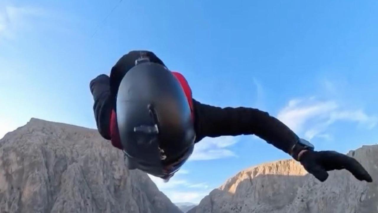 Karanlık Kanyon’da nefes kesen base jump atlayışı