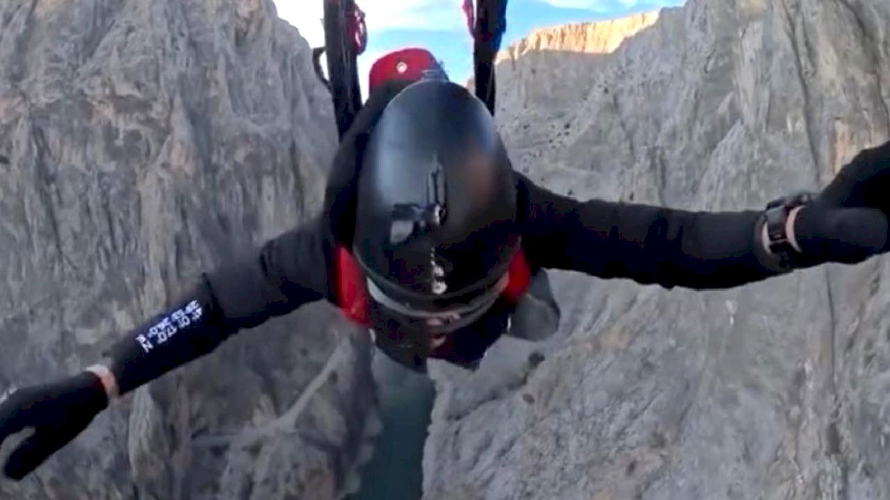 Karanlık Kanyon’da nefes kesen base jump atlayışı