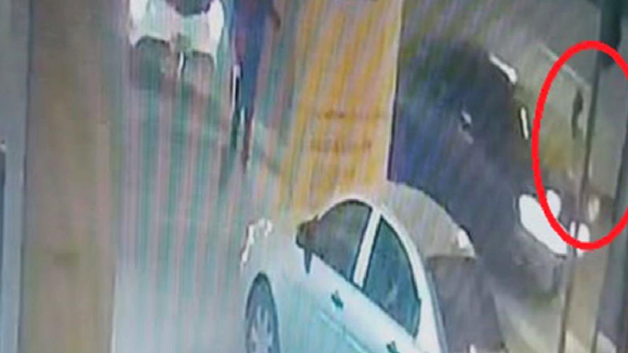 Kayseri’de otomobilin yayaya çarptığı kaza kamerada: 2 yaralı