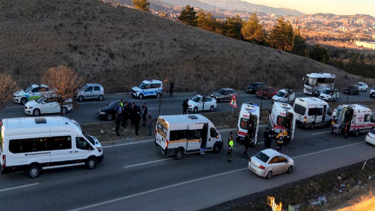 Kırıkkale’de servis araçları zincirleme kazaya karıştı: 10 yaralı