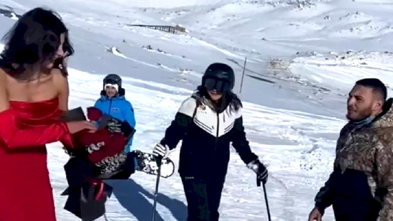 Kırmızı Elbise ile Kayak ve Gül Dağıtımı