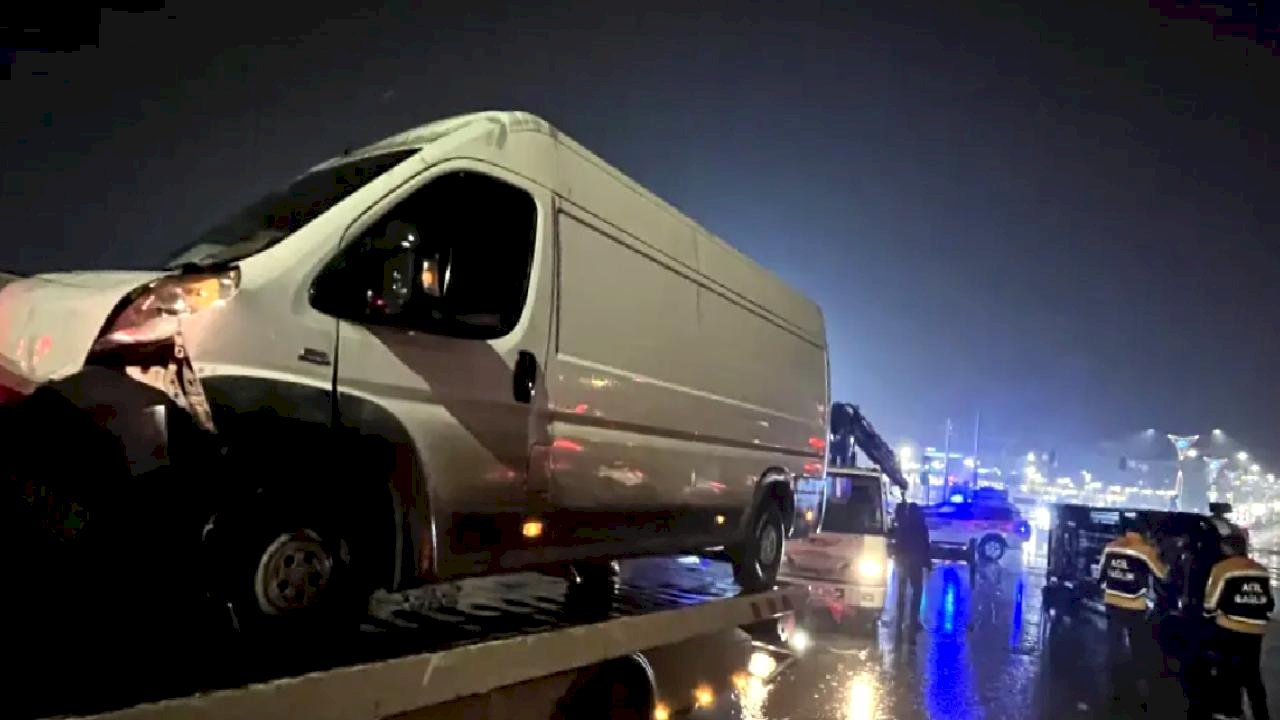 Kocaeli'de Ambulans Minibüsle Çarpıştı