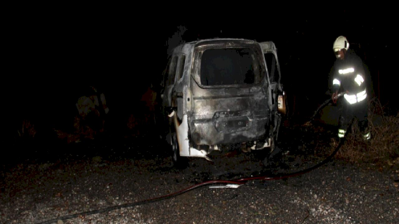 Konya&#039;da ailesin kızdı, aracını ateşe verdi