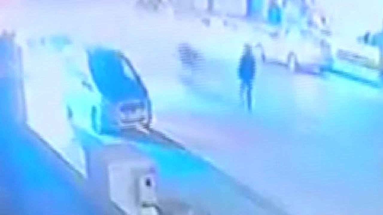 Konya&#039;da yolun karşısına geçmek isteyen çocuğa motosiklet çarptı