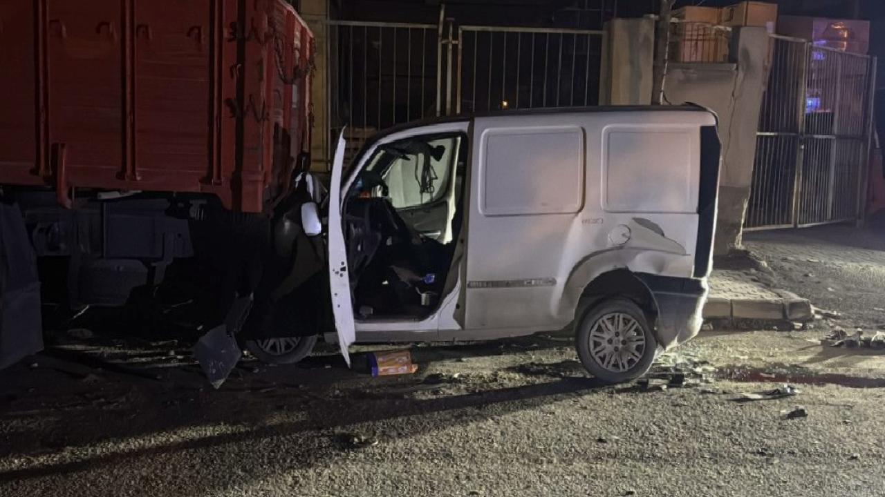 Kütahya'da park halindeki araca çarptı: Otomobilini bırakıp kaçtı