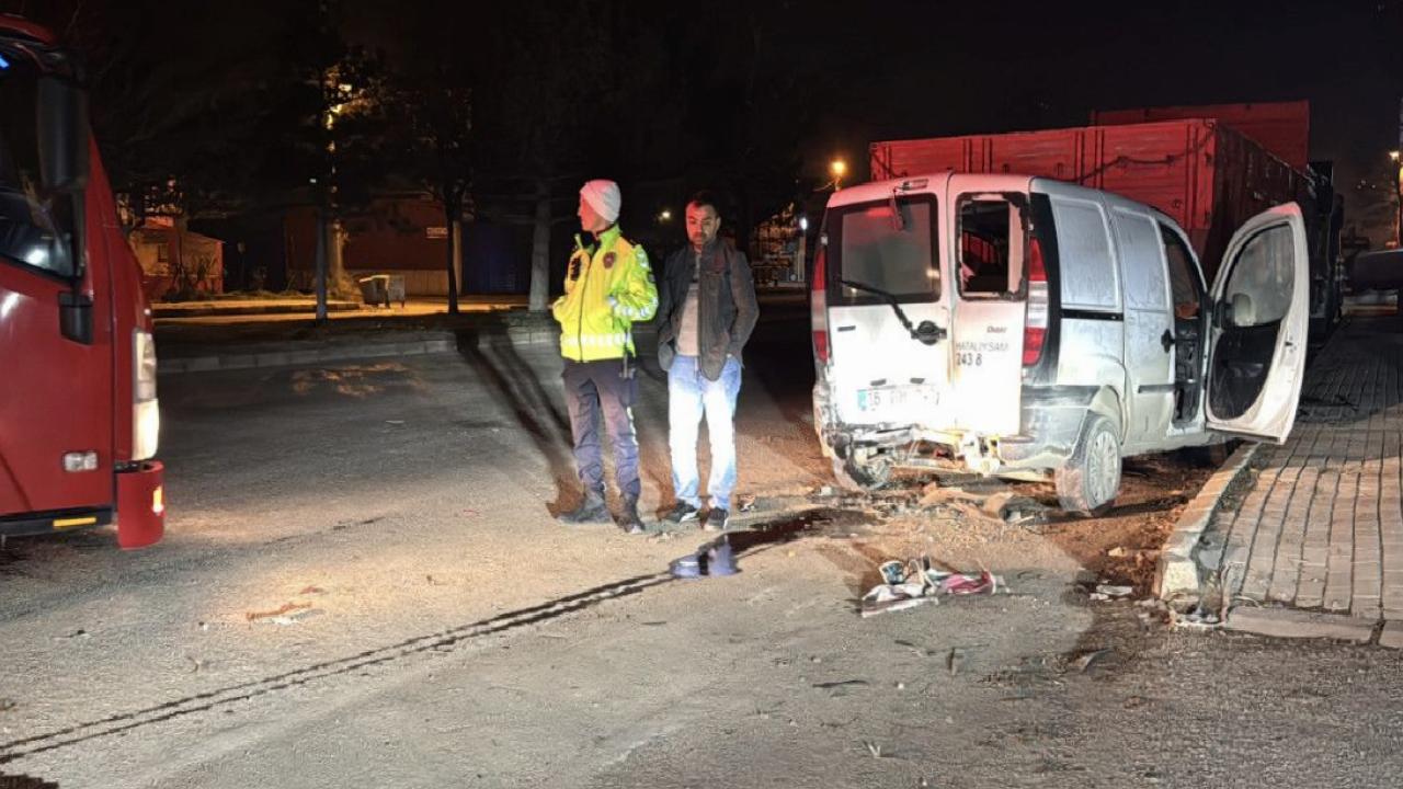 Kütahya'da park halindeki araca çarptı: Otomobilini bırakıp kaçtı