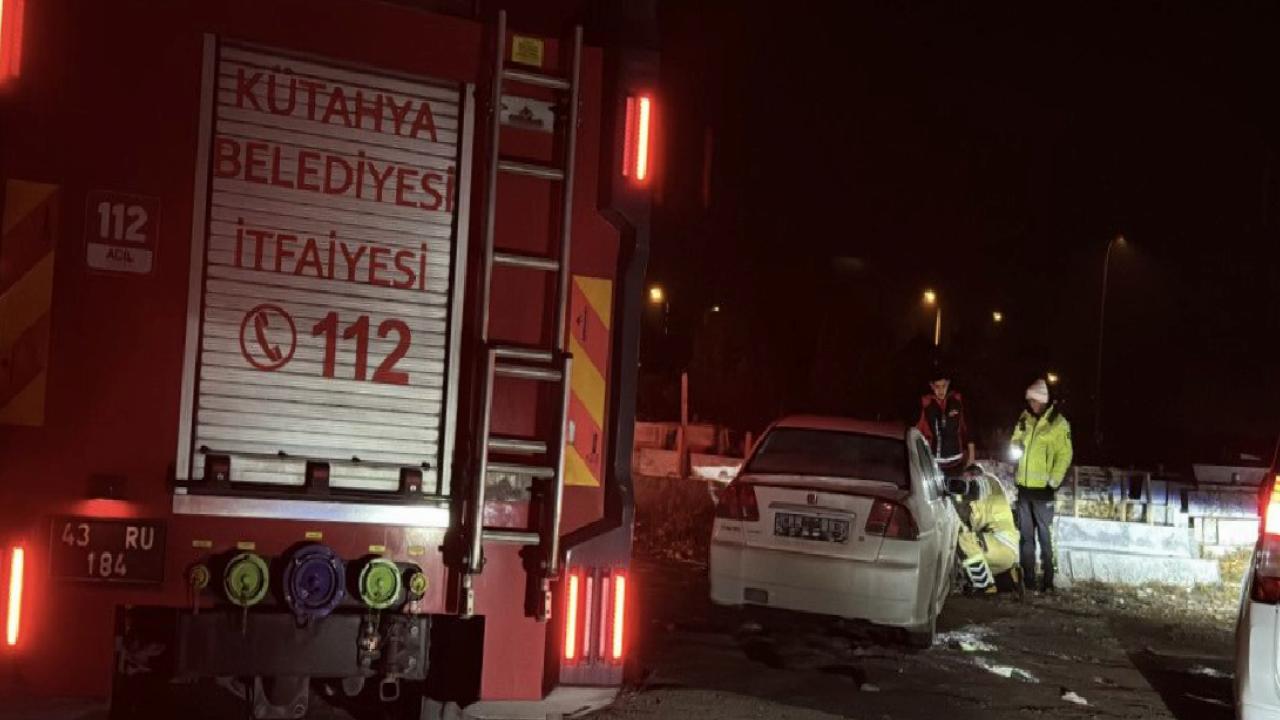 Kütahya'da park halindeki araca çarptı: Otomobilini bırakıp kaçtı