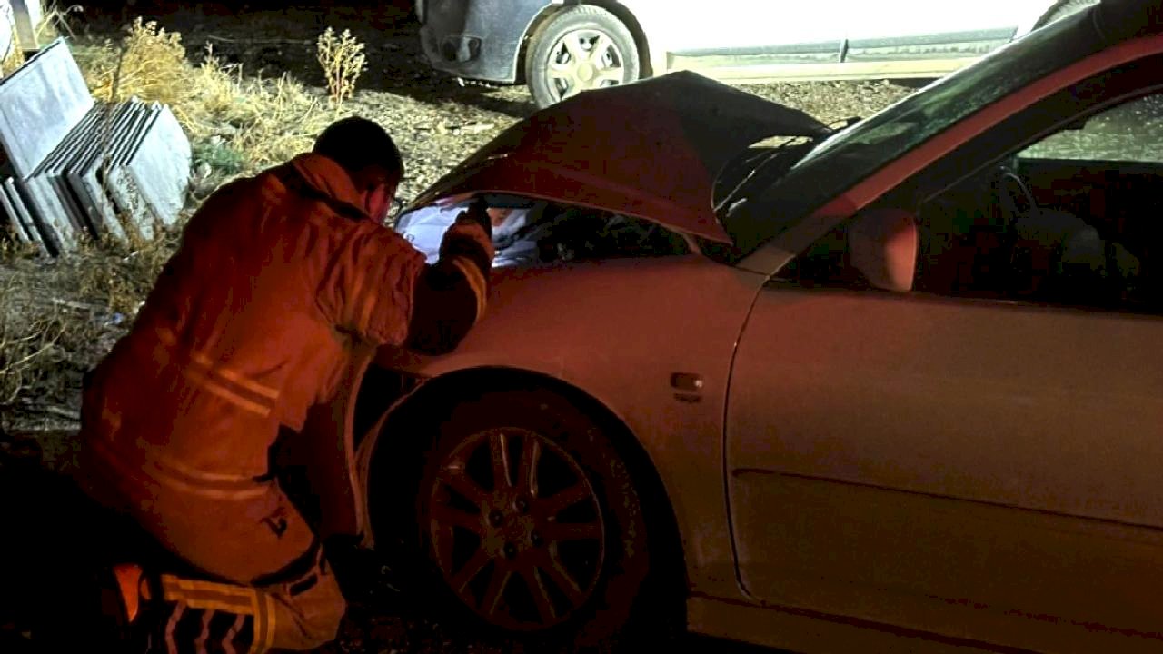 Kütahya'da park halindeki araca çarptı: Otomobilini bırakıp kaçtı