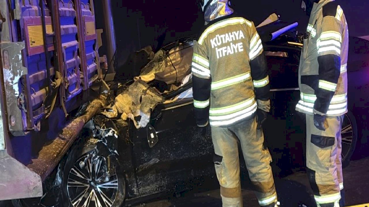 Kütahya&#039;da tıra çarpan otomobildeki 4 kişi yaşamını yitirdi