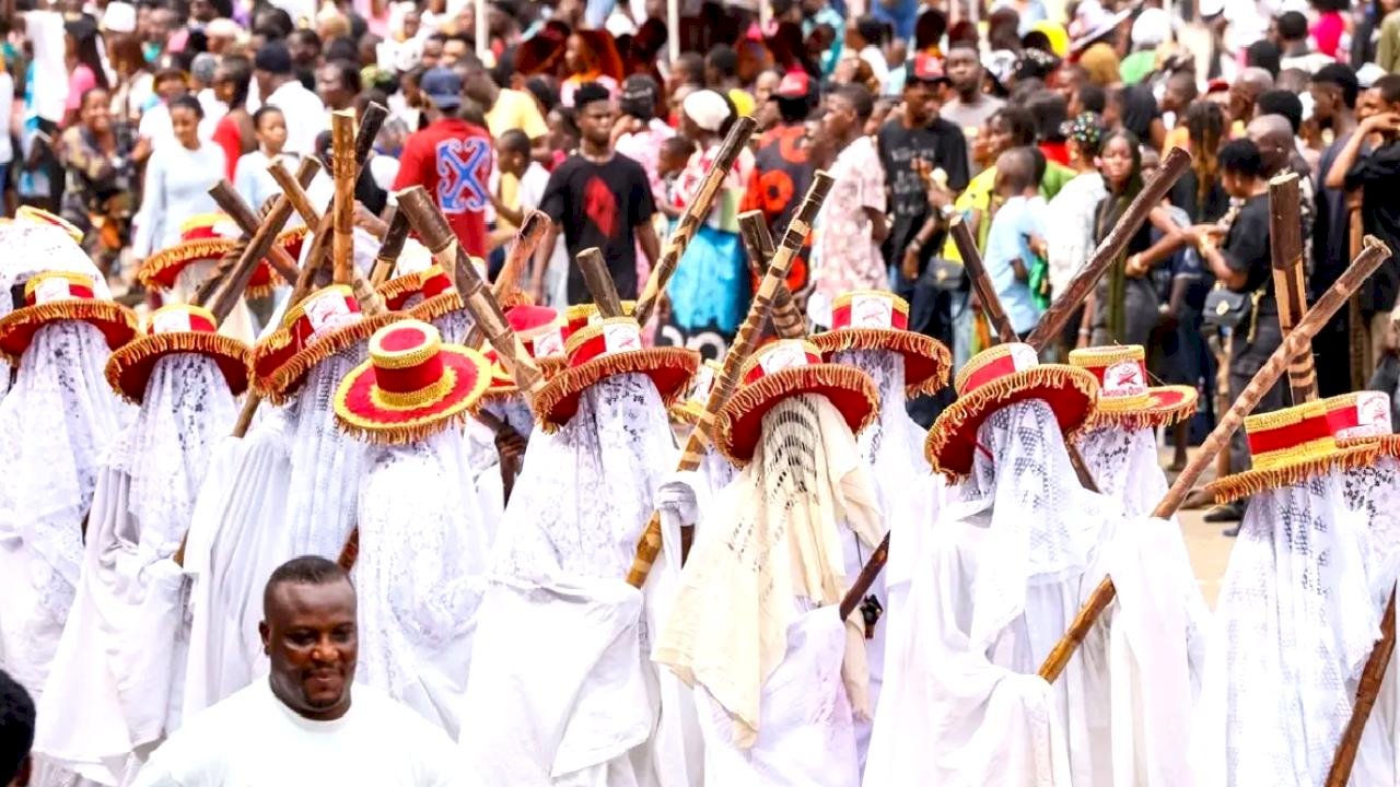 Lagos'ta Renkli Eyo Festivali Coşkusu