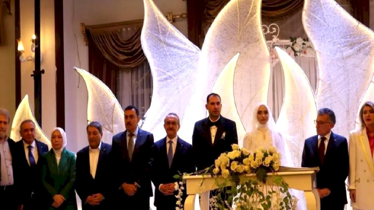 Malatya Büyükşehir Belediye Başkanı Sami Er, kızının nikahını kıydı
