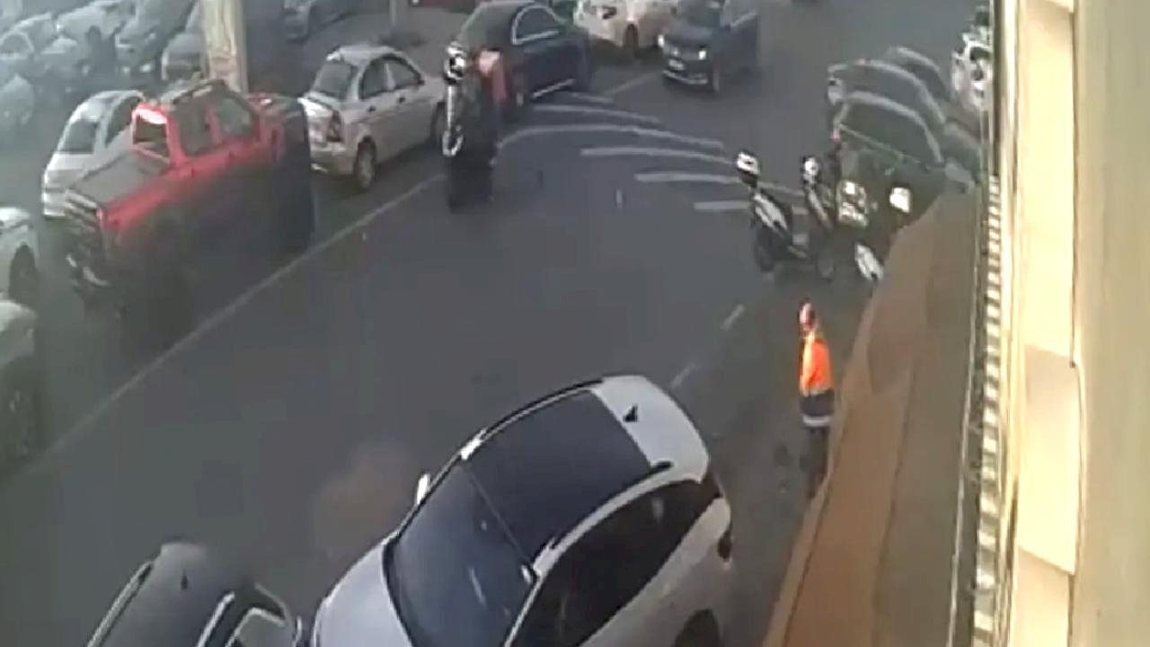 Maltepe'de Park Hatası: Otomobil Diğerine Çarptı