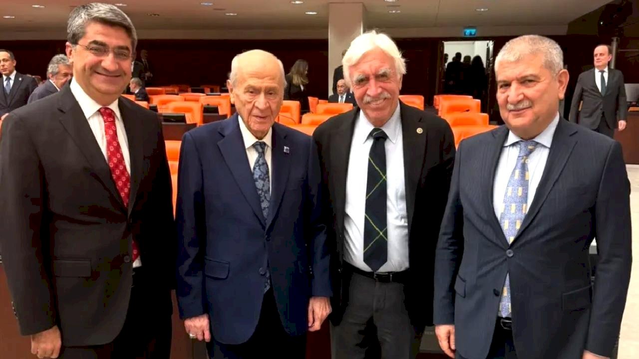 Meclis&#039;te dikkat çeken kare! Fotoğrafa düştüğü not dikkat çekti