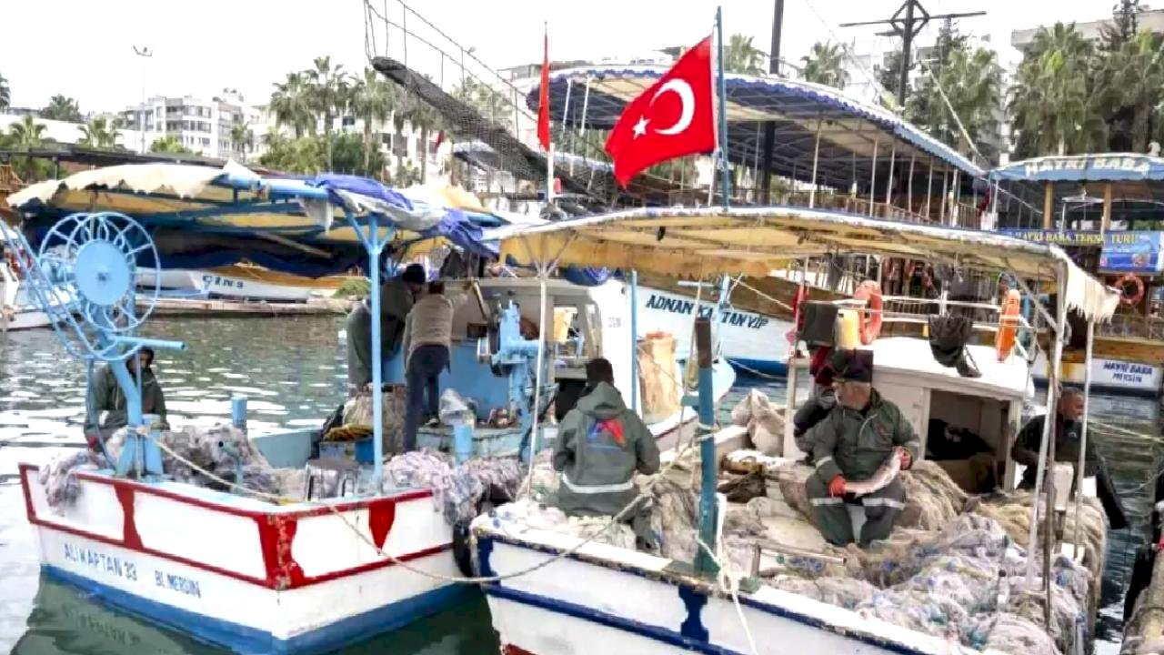 Mersin'de balıkçılara ekipman desteği sürüyor