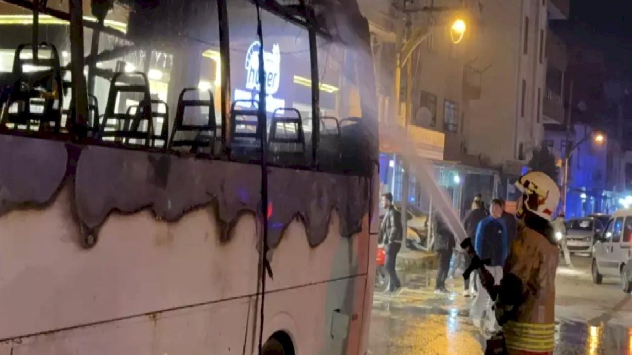 Minibüste çıkan yangın, park halindeki 5 motosiklete sıçradı